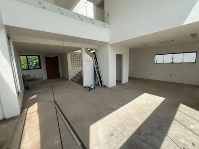 Residência com 3 Suítes, Piscina e Vista Panorâmica para Área Verde