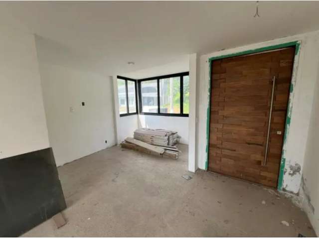 Residência com 3 Suítes, Piscina e Vista Panorâmica para Área Verde