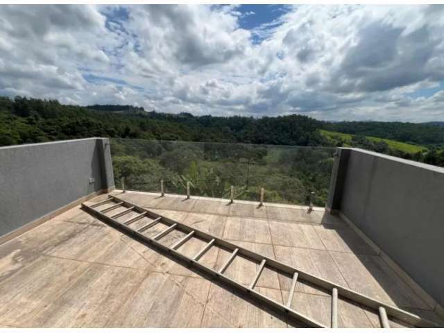 Residência com 3 Suítes, Piscina e Vista Panorâmica para Área Verde