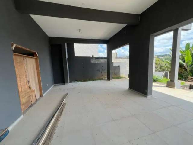 Residência com 3 Suítes, Piscina e Vista Panorâmica para Área Verde