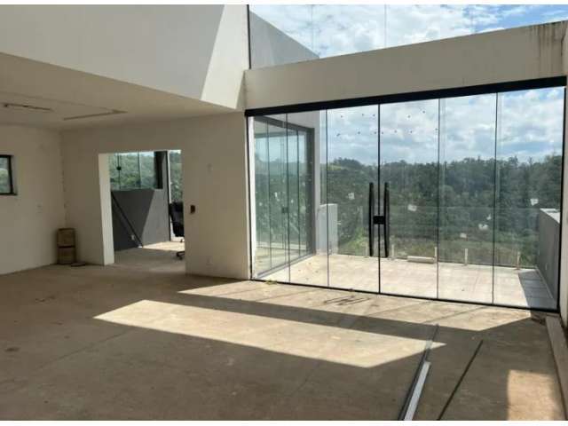 Residência com 3 Suítes, Piscina e Vista Panorâmica para Área Verde