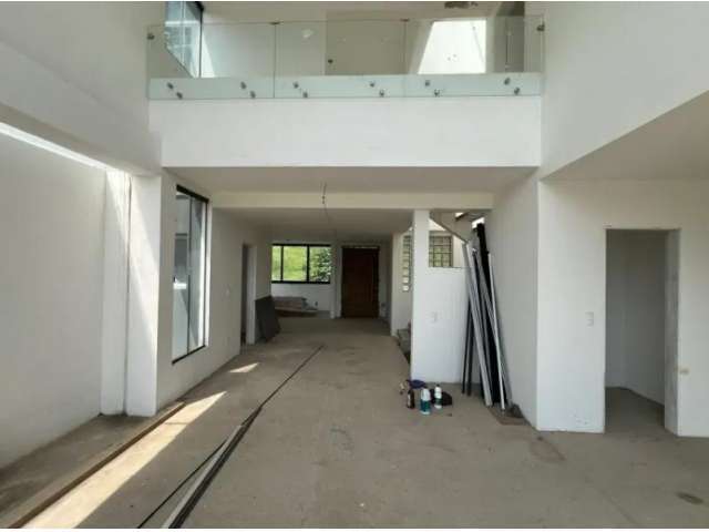 Residência com 3 Suítes, Piscina e Vista Panorâmica para Área Verde