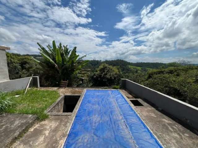 Residência com 3 Suítes, Piscina e Vista Panorâmica para Área Verde