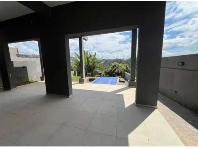 Residência com 3 Suítes, Piscina e Vista Panorâmica para Área Verde