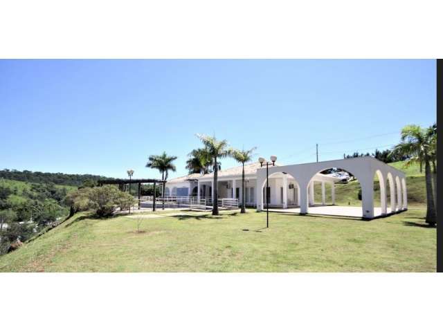 Residência com 3 Suítes, Piscina e Vista Panorâmica para Área Verde