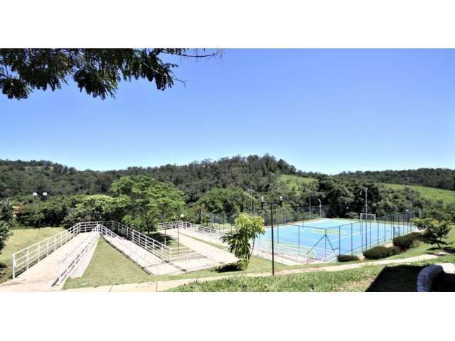 Residência com 3 Suítes, Piscina e Vista Panorâmica para Área Verde